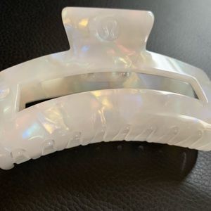 Limited edition lululemon opal hair clip💕